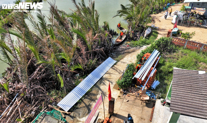 Trong thười tiết nắng mưa thất thường của dải đất miền Trung, hình ảnh những cán bộ, chiến sỹ Trung đoàn 739 (Bộ CHQS tỉnh Gia Lai) trong "Chiến dịch Quang Trung" vẫn thầm lặng, vững vàng lội bùn, đẩy ghe xuồng vận chuyển vật liệu xây dựng vượt sông xây nhà cho người dân Gia Lai bị thiệt hại trong đợt lũ lụt lịch sử hồi tháng 11 vừa qua.