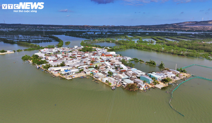 Khi người dân bước vào ngày nghỉ đầu tiên trong dịp Tết Dương lịch 2026 thì tại các ngôi làng giữa đầm nước mặn Gia Lai cũng rộn ràng theo cách riêng, đó là tiếng cười giòn, tiếng xẻng và tiếng bước chân dồn dập của hàng trăm cán bộ, chiến sỹ trong "Chiến dịch Quang Trung" đang miệt mài ngày đêm giúp dân dựng lại nhà bị thiệt hại sau cơn bão lũ.