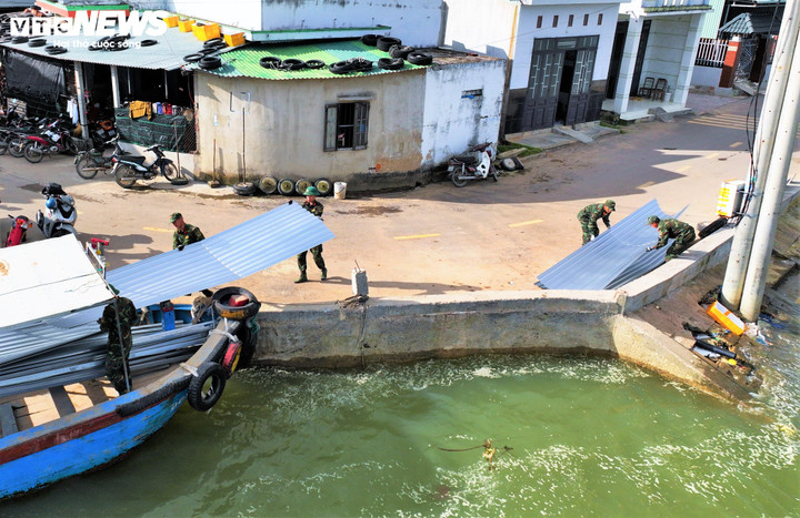 Tại bến đò Phước Sơn (xã Tuy Phước Đông), hàng chục cán bộ, chiến sỹ Tiểu đoàn 7 (Bộ Tham mưu - Quân đoàn 34) ngayf đầu tiên của năm 2026 vẫn miệt mài vác từng tấm tôn, thanh sắt xà gồ bỏ lên thuyền để vận chuyển qua bên Cồn Chim (thôn Vinh Quang) dựng lại nhà cho 8 hộ dân.