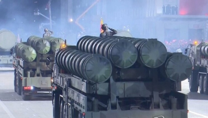 Các bệ phóng tên lửa đất đối không hệ thống Pyongae-6 của Triều Tiên được diễu binh. Ảnh Military Watch