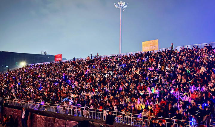 Các khán đài bên trong sân khấu chính không còn một chỗ trống.