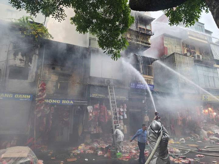 Lực lượng chức năng dập tắt đám cháy.