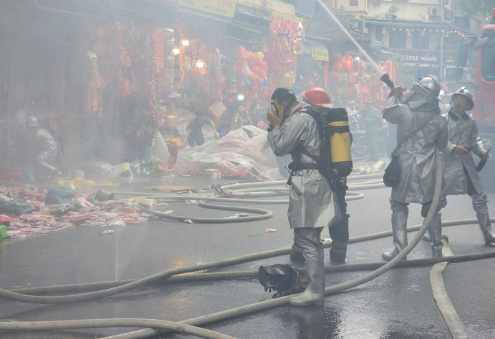 Khói đen mù mịt ở khu vực hiện trường.