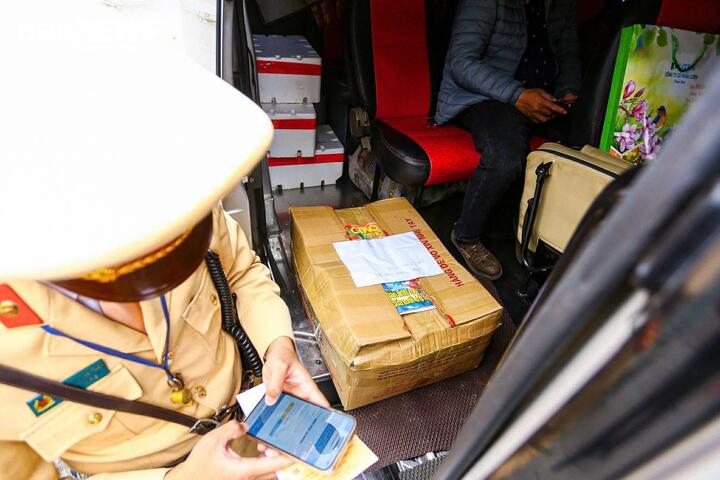 Loạt xe khách ngang nhiên dừng đón trả khách giữa đường Hà Nội - 4