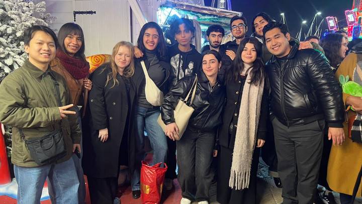 Phước Quyền (trái, ngoài cùng) cùng các bạn quốc tế đi đón giao thừa và năm mới 2026.