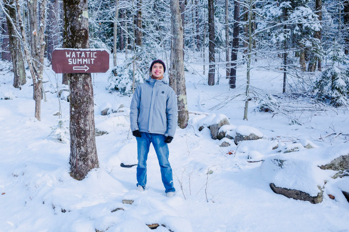Trên nền tuyết trắng xóa của vùng Đông Bắc nước Mỹ, giữa cái lạnh đặc trưng và không gian yên tĩnh, Tùng chia sẻ cảm giác như được “kết nối lại với chính mình” trong năm mới 2026.