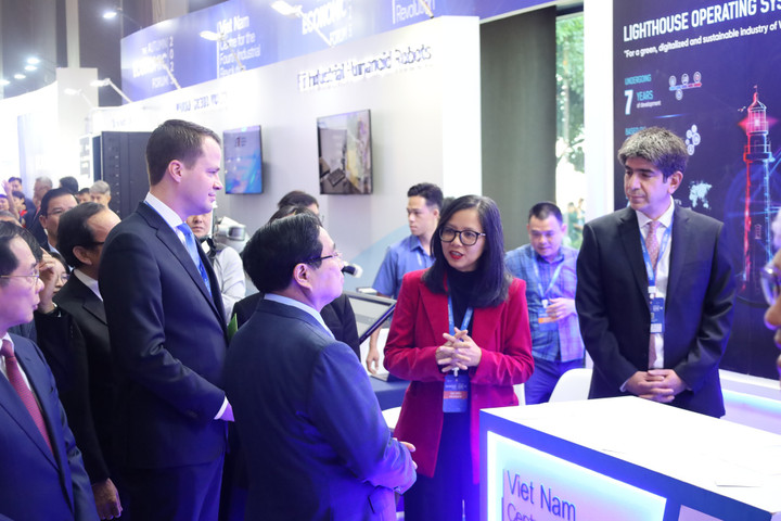 Thủ tướng Phạm Minh Chính tiếp xúc với các doanh nghiệp công nghệ tại Diễn đàn kinh tế Mùa Thu 2025.