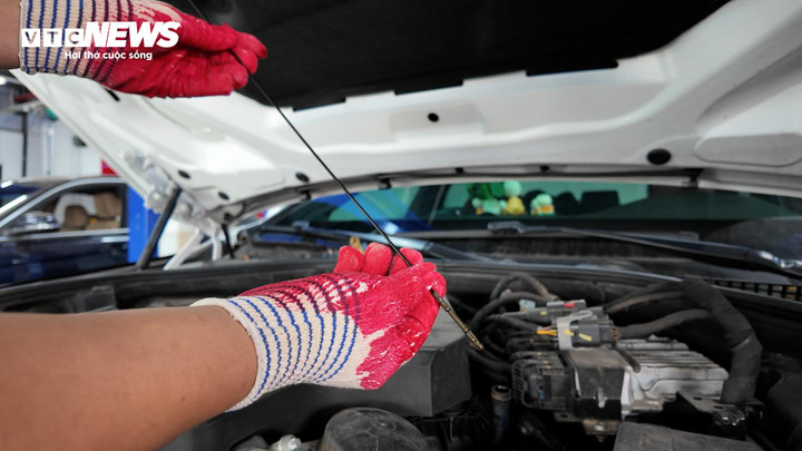 Kiểm tra bằng que thăm dầu. (Ảnh: Kỳ Anh)