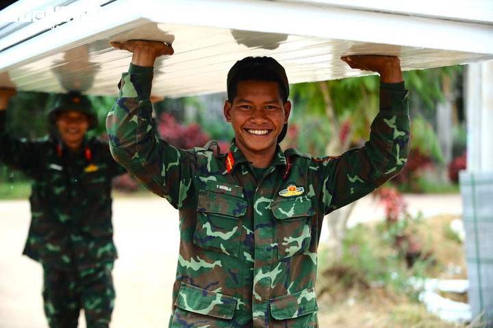 Trong hơn một tháng qua, nhiều đơn vị, lực lượng công an, quân đội cùng chính quyền địa phương đã vào cuộc hỗ trợ người dân xã D’Ran (Lâm Đồng) khắc phục hậu quả, dựng lại nhà cửa. Trong đó, các lực lượng thuộc Quân khu 7 với hơn 300 cán bộ, chiến sỹ tranh thủ ngày, đêm xây dựng và sửa chữa 41 căn nhà cho người dân bị thiệt hại do mưa lũ trên địa bàn xã D’ran gồm 12 căn xây mới, 29 căn sửa chữa.