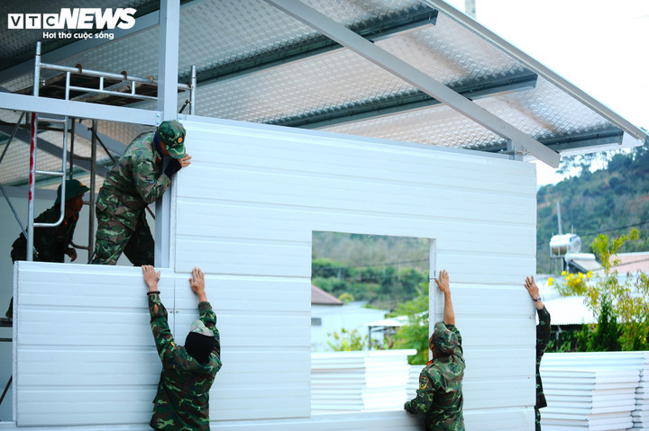 Trong đó, nhiều căn nhà ngoài nguồn kinh phí của địa phương còn được hỗ trợ kinh phí, nhân lực từ các đơn vị thuộc Quân khu 7 để hoàn thiện các công trình có trị giá hàng trăm triệu đồng. Qua đó giúp người dân địa phương có những ngôi nhà kiên cố, vững chãi, yên tâm ổn định cuộc sống và sản xuất. Ngay từ khi triển khai, khối lượng công việc đang được các đơn vị triển khai đúng tiến độ, tranh thủ ngày đêm nhằm đảm bảo bàn giao nhà mới cho nhân dân trong năm mới 2026 và đón Tết nguyên đán Bính Ngọ.