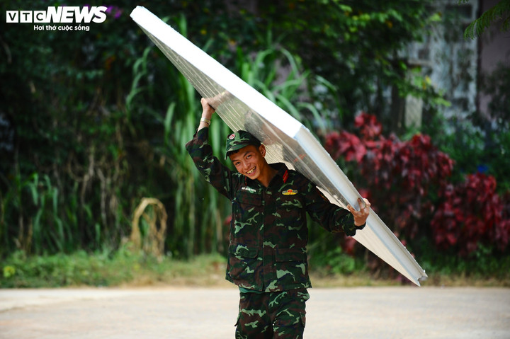 Cũng “gắn bó” với mảnh đất D’Ran yên bình khoảng một tháng nay, Hạ sỹ Nguyễn Ngọc Hoàng (Trung đoàn Bộ binh 994A, Bộ Chỉ huy Quân sự tỉnh Lâm Đồng) cho biết, đây là công trình đầu tiên mà chiến sỹ trẻ này hỗ trợ người dân khắc phục hậu quả mưa lũ. Sau những bỡ ngỡ ban đầu, giờ đây Hoàng đã quen với công việc hiện tại và thấy rất hạnh phúc khi được đóng góp công sức của mình để giúp bà con địa phương có căn nhà mới đón Tết.