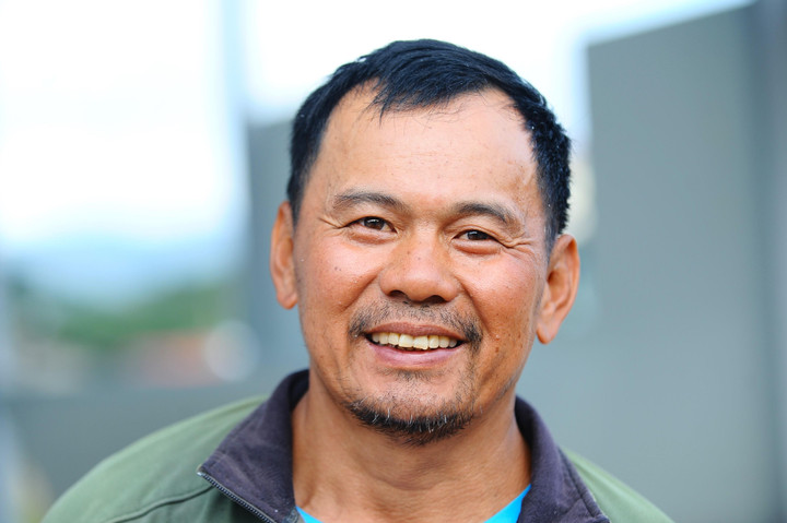 Tại “thị trấn cổ D’Ran”, mái ấm mới của gia đình ông Trần Đình Hiếu cũng vừa hình thành trên mảnh đất tái định cư mới tại thôn Lâm Tuyền 2 do UBND xã D’Ran bố trí. Tất cả như một giấc mơ, bởi với ông Hiếu, ông chưa từng nghĩ sau khi căn nhà cấp 4 của gia đình ông bị lũ cuốn sập mà chỉ hơn một tháng sau, cả gia đình 3 người lại có căn nhà mới tại một vị trí an toàn hơn rất nhiều. Ông cười nói rạng rỡ khi đứng trước ngôi nhà mới sắp xây xong của mình.