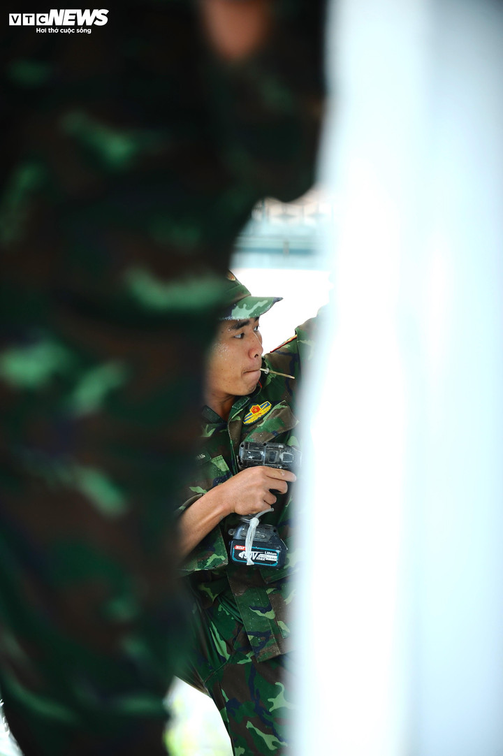 Các chiến sỹ Quân khu 7 tập trung đẩy nhanh tiến độ.