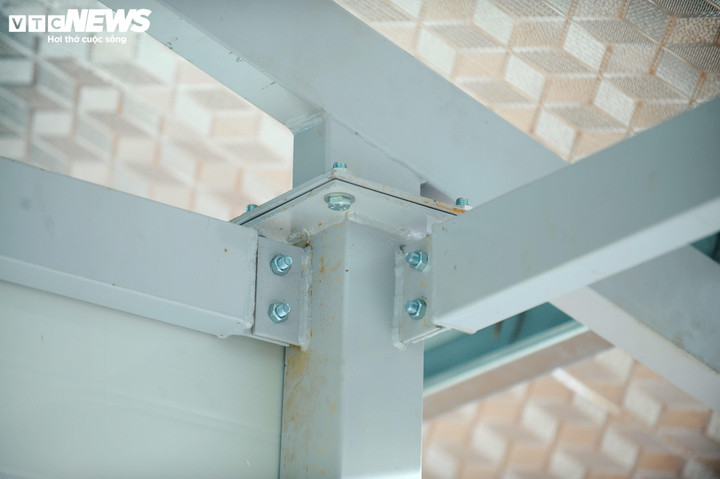Bên trong nhà, các trụ sắt được kết nối, bắt ốc kiên cố, kỹ càng.