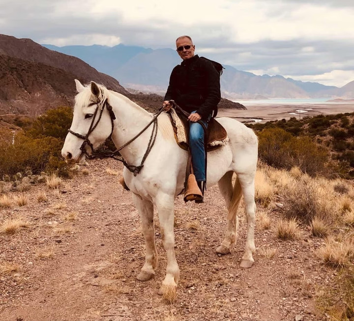 Ekberg lớn lên ở Thụy Điển, từng mơ ước trở thành một tay đua ngựa chuyên nghiệp.