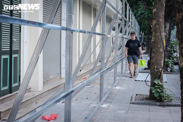 Khung sắt được dựng dọc tuyến phố nhìn thẳng ra Hồ Hoàn Kiếm, sau đó sẽ được quây tôn để chuẩn bị cho giai đoạn tháo dỡ, giải phóng mặt bằng mở rộng không gian công cộng.