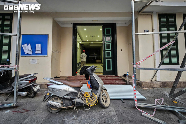 Trụ sở cũ của Công ty Điện lực Hoàn Kiếm đang được tháo dỡ để phục vụ giải phóng mặt bằng. Đây là một trong những công trình có vị trí đắc địa bậc nhất khu vực, với tầm nhìn thẳng ra tháp Rùa, Hồ Hoàn Kiếm.