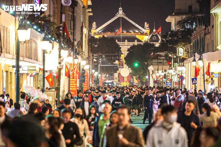 Hàng vạn người dân đổ về phố đi bộ Hồ Gươm, chờ tham dự chương trình Hà Nội countdown 2026 và khoảnh khắc đếm ngược đón năm mới. (Ảnh: Minh Đức)