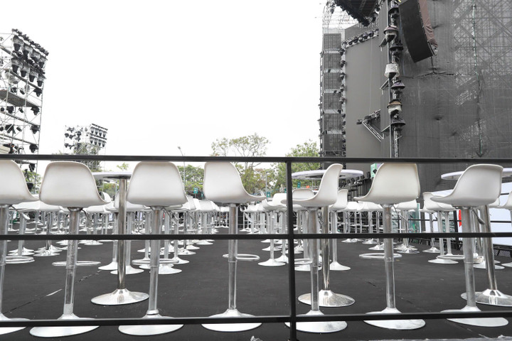 Giới trẻ Hà Nội trải bạt, xếp hàng từ trưa chờ khoảnh khắc countdown 2026 - 2