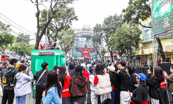 Giới trẻ Hà Nội trải bạt, xếp hàng từ trưa chờ khoảnh khắc countdown 2026 - 1