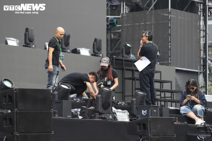 Giới trẻ Hà Nội trải bạt, xếp hàng từ trưa chờ khoảnh khắc countdown 2026 - 14