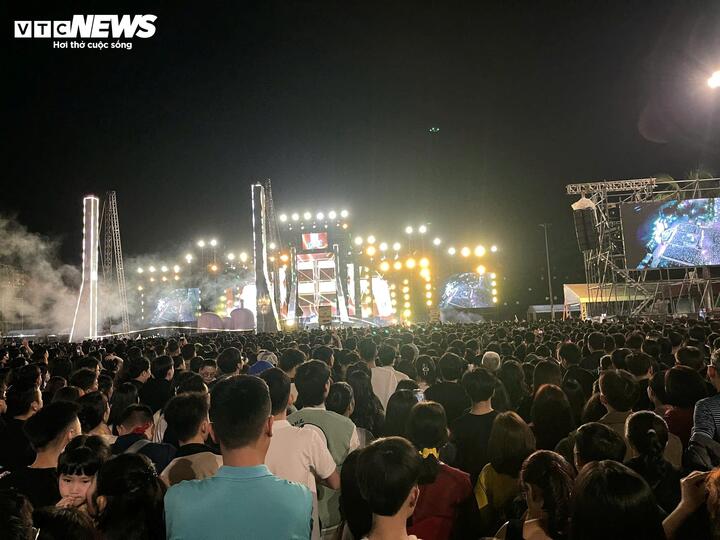 Trước thời khắc chuyển giao giữa năm cũ và năm mới, nhiều địa điểm ở TP Đà Nẵng tập trung rất đông người dân và du khách. Trong ảnh là hàng nghìn người theo dõi chương trình đại nhạc hội. (Ảnh: Thanh Ba)