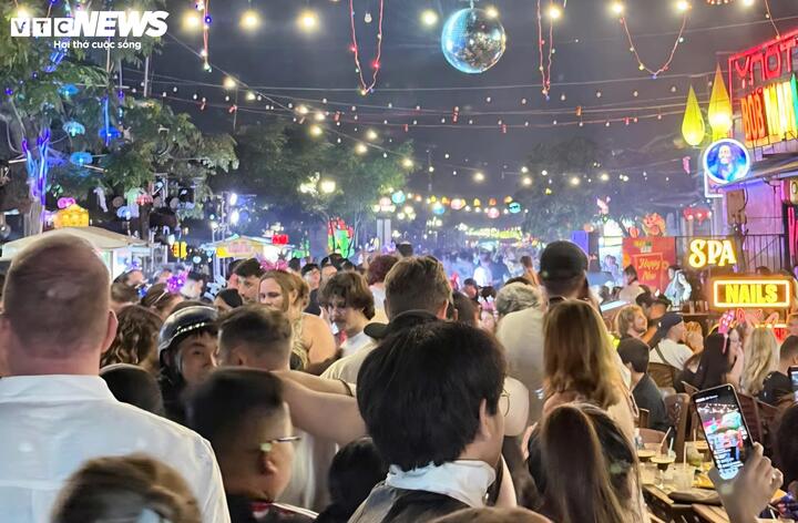 Nhiều khu vực du khách phải nhích từng bước di chuyển. (Ảnh: Thanh Ba)