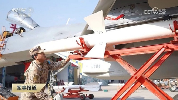 Kỹ thuật viên mặt đất Trung Quốc tại Đại học Kỹ thuật Không quân tích hợp tên lửa R-27 lên máy bay chiến đấu J-11A. (Ảnh: Military Watch)