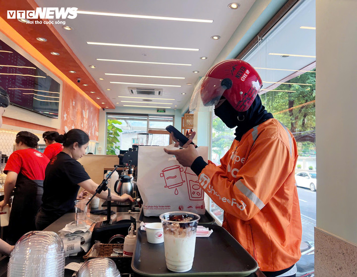 Lao động dịch vụ, giao hàng vẫn tất bật trong ngày nghỉ Tết Dương lịch.