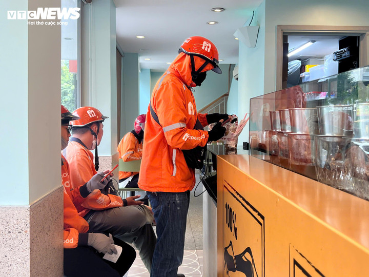 Nhiều tài xế công nghệ, nhân viên giao đồ ăn tranh thủ nhận đơn xuyên Tết Dương lịch để tăng thu nhập, trang trải chi phí sinh hoạt. (Ảnh: Nguyễn Liến)