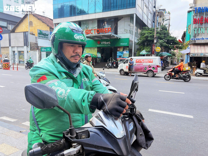 Ông Nguyễn Phú Kế bắt đầu ngày làm việc từ sáng sớm, chạy xe liên tục đến tối muộn trong dịp lễ. (Ảnh: Nguyễn Liến)
