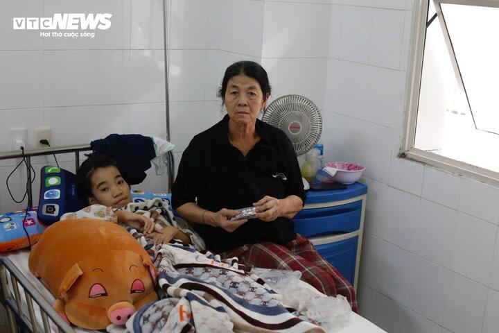 Bà Cao Thị Bảo đưa cháu từ Quảng Trị vào thuê trọ ở Huế để tiện 3 lần/tuần đưa cháu vào Bệnh viện Trung ương Huế lọc máu định kỳ.