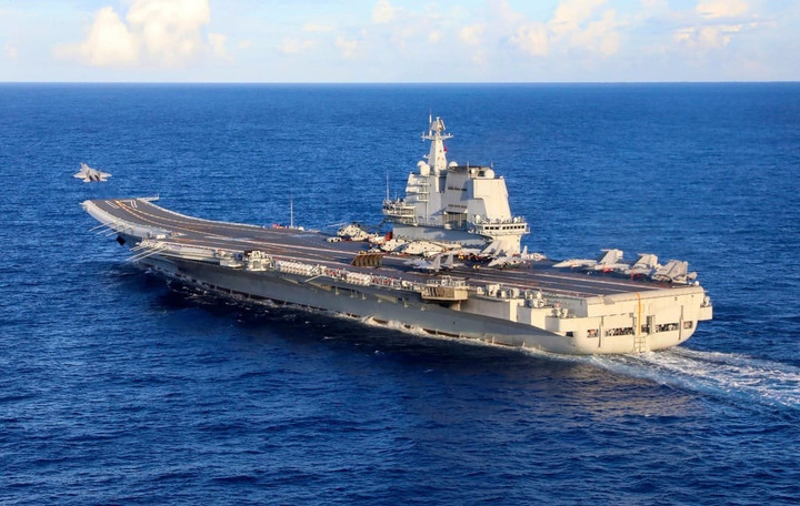 Một chiếc máy bay chiến đấu J-15 cất cánh từ tàu sân bay Sơn Đông của Trung Quốc. Ảnh SCMP