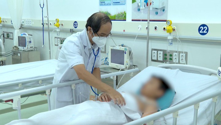 Bệnh nhi ngộ độc thực phẩm điều trị tại Bệnh viện Nhi đồng 1.