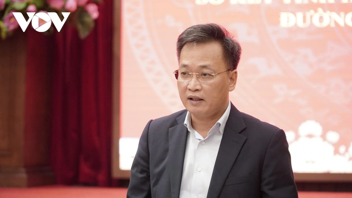 Bí thư Tỉnh uỷ Hưng Yên Nguyễn Hữu Nghĩa báo cáo tiến độ.