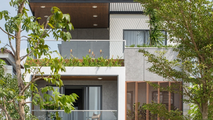 Trồng nhiều cây xanh chống nóng tường nhà hướng Tây. (Ảnh: SBSHouse)