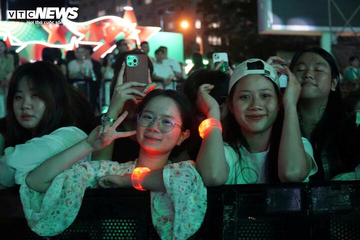 Người dân háo hức chờ đón năm mới 2026. (Ảnh: Minh Nguyệt)