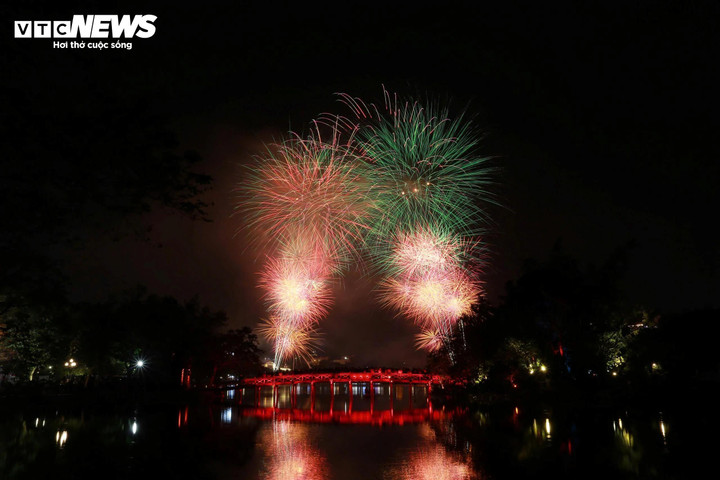 Nhiều địa phương trên cả nước tổ chức bắn pháo hoa chào đón Tết Dương lịch 2026.