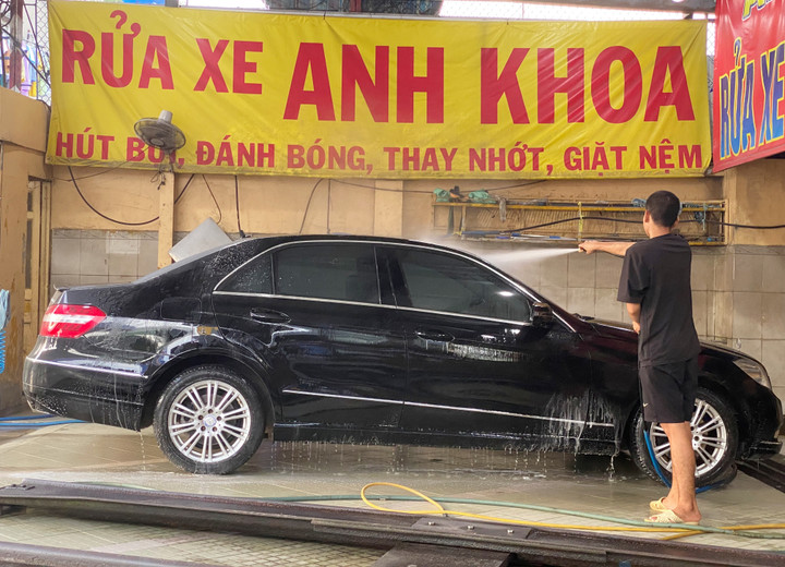 Các tiệm rửa xe ở TP.HCM có doanh thu tăng mạnh. (Ảnh: Đại Việt)