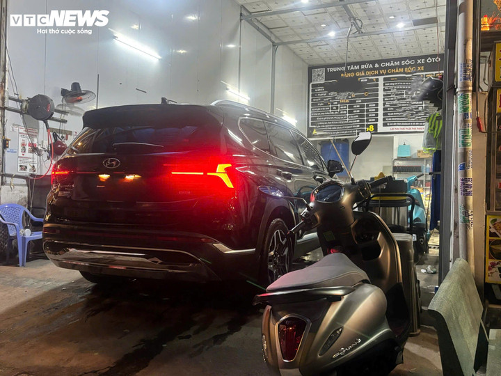 Tiệm rửa xe phục vụ khách tối 31/12.