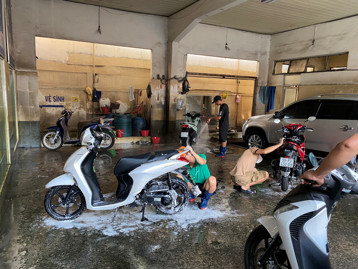 Nhân viên rửa xe làm việc hết công suất. (Ảnh: Đại Việt)