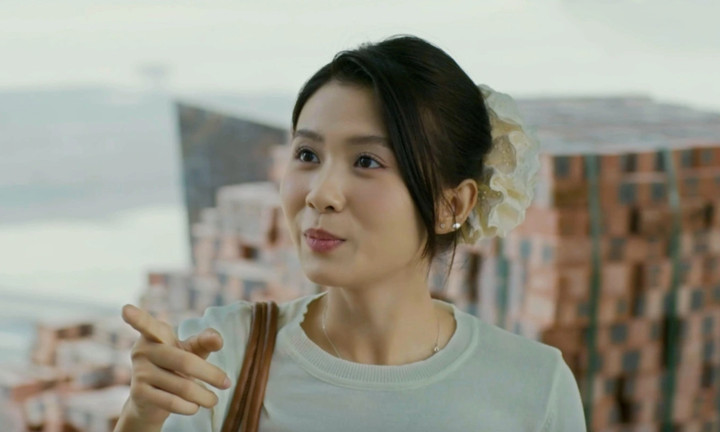 Trong "Gia đình trái dấu", Quỳnh Trang vào vai Dương - nữ sinh nhạc viện đa tài, xinh đẹp. Cô mang đến cho nhân vật hơi thở trẻ trung mà vẫn có chiều sâu tâm lý.