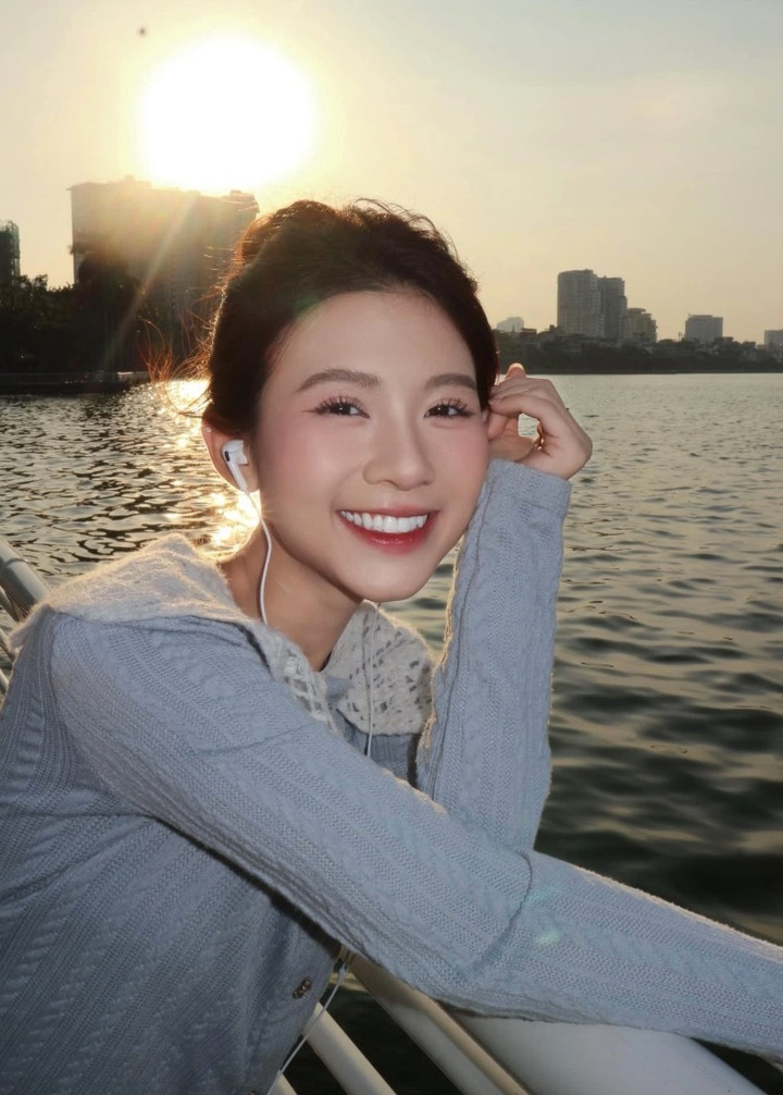 Giống với hình ảnh trong phim, Quỳnh Trang cũng ngoài đời có phong cách thời trang ngọt ngào, nữ tính.