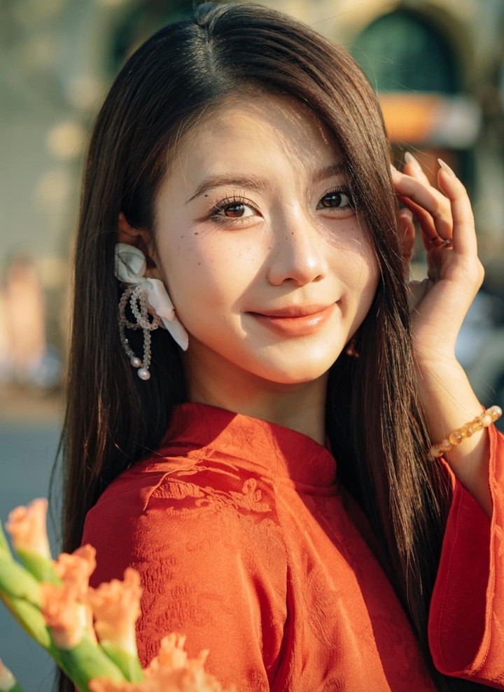 Quỳnh Trang sinh năm 2001, từng được biết đến với danh xưng "hot girl mùa thi" nhờ gương mặt khả ái khi tham gia kỳ thi tốt nghiệp THPT Quốc gia năm 2019.