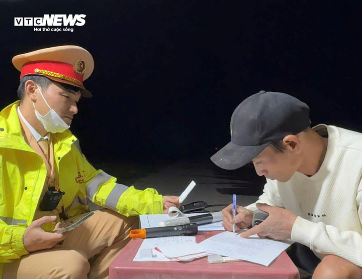 Cán bộ thuộc Đội CSGT số 1 Phòng CSGT Công an TP Huế đang làm việc với tài xế Trần Văn Cường. (Ảnh: CA)