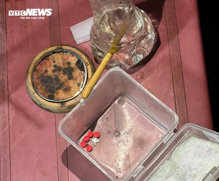 5 viên nén màu hồng nghi ma tuý lực lượng CSGT thu giữ khi kiểm tra người tài xế Cường. (Ảnh: CA)