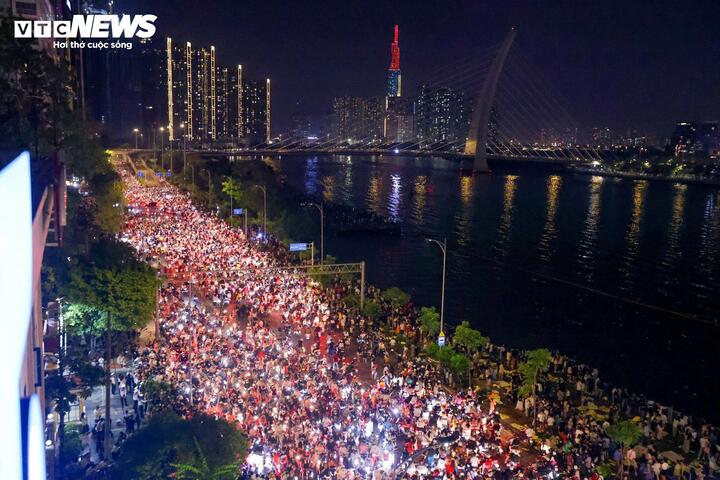 Dòng người đổ về khu vực bến Bạch Đằng. (Ảnh: Lương Ý)