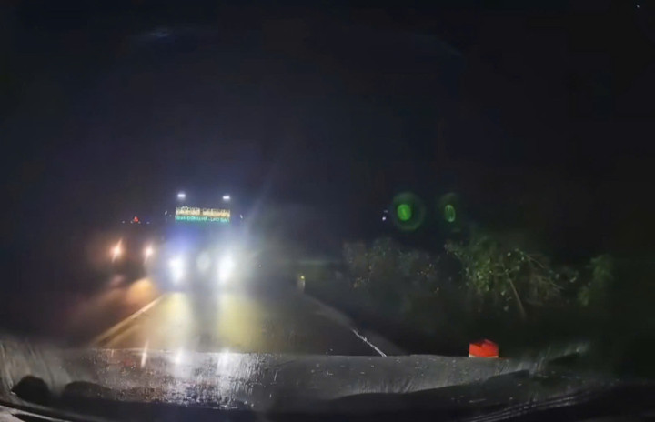 Hành vi vượt ẩu tại đoạn đường cấm vượt suýt gây tai nạn của tài xế xe khách được camera hành trình của xe ngược chiều ghi lại. (Ảnh cắt từ clip)