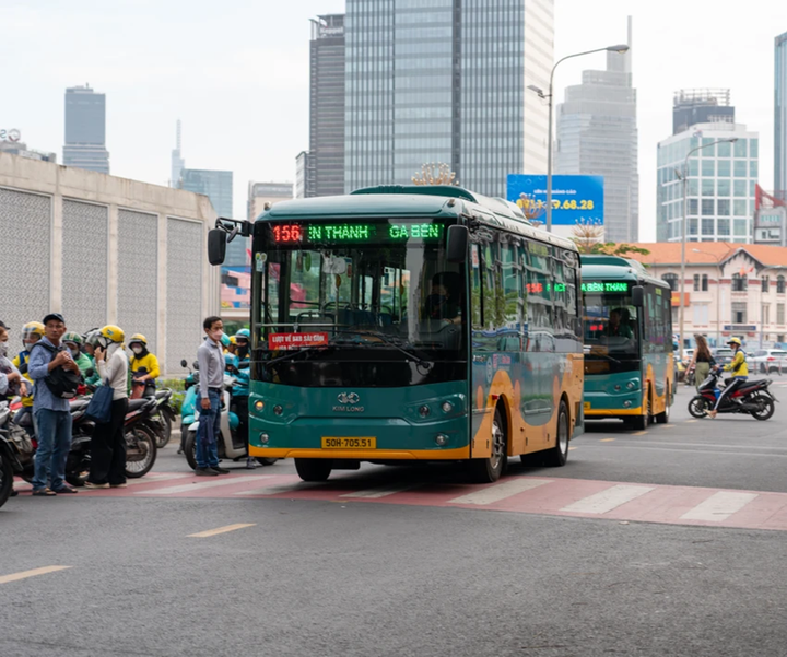 Khách đi lại bằng xe buýt các tuyến có trợ giá của TP.HCM và 78 tuyến xe buýt Phương Trang được miễn phí vé dịp Tết Dương lịch 2026.