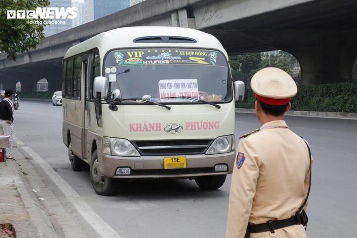 Không chỉ tập trung kiểm tra, xử lý vi phạm trong Bến xe Mỹ Đình, lực lượng CSGT còn tổ chức tuần tra, kiểm soát, xử lý các xe khách dừng đỗ, đón trả khách không đúng quy định trên tuyến Phạm Hùng và khu vực lân cận bến xe.